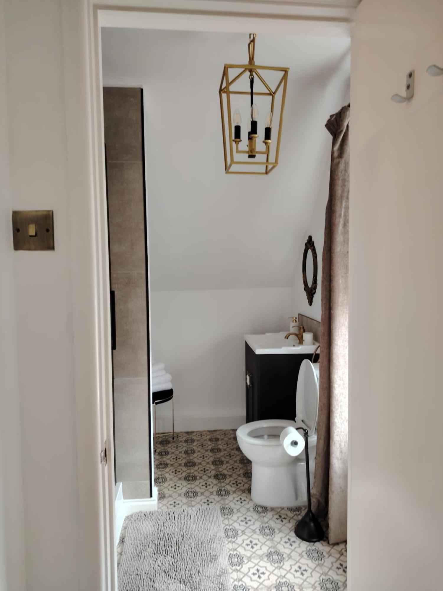 Linroy Guest House 4*
